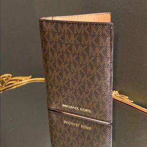 Michael Kors passport/wallet